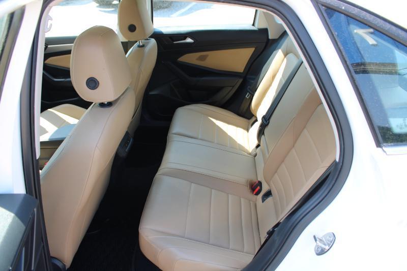 Volkswagen Jetta SE Auto 2021