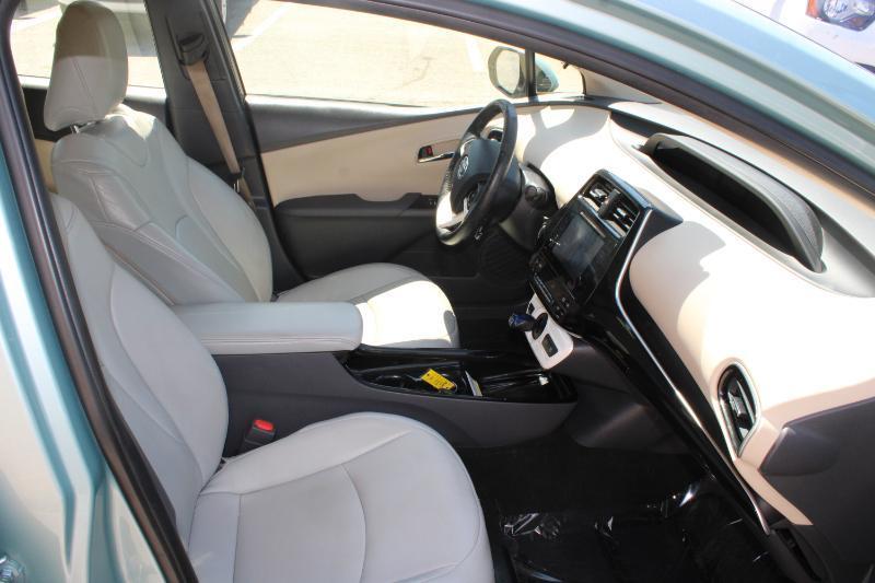 Toyota Prius Three Touring (Natl) 2017