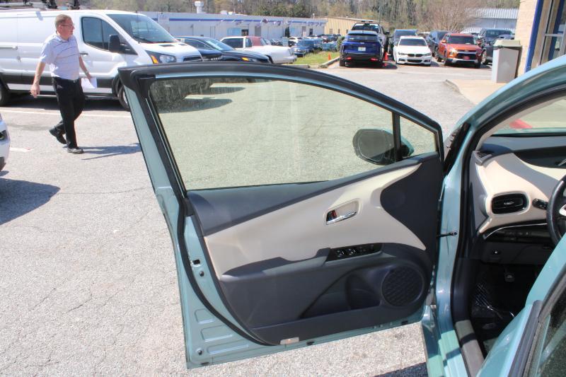 Toyota Prius Three Touring (Natl) 2017