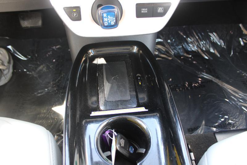 Toyota Prius Three Touring (Natl) 2017