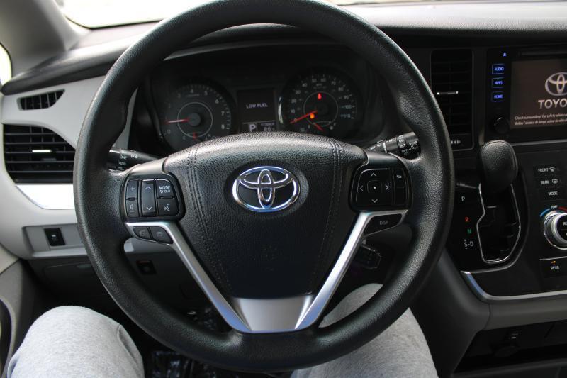 Toyota Sienna 5dr 8-Pass Van LE FWD (Natl) 2015