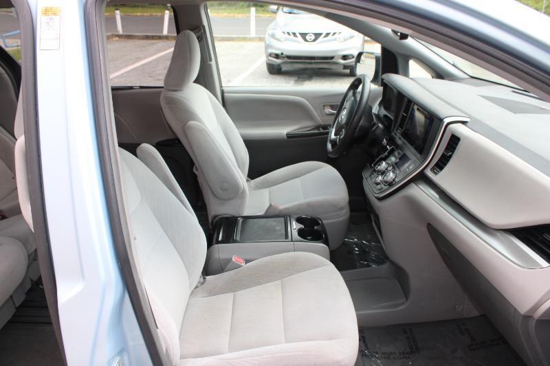 Toyota Sienna 5dr 8-Pass Van LE FWD (Natl) 2015