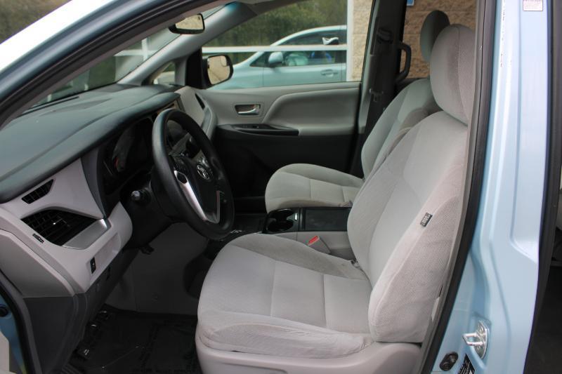 Toyota Sienna 5dr 8-Pass Van LE FWD (Natl) 2015