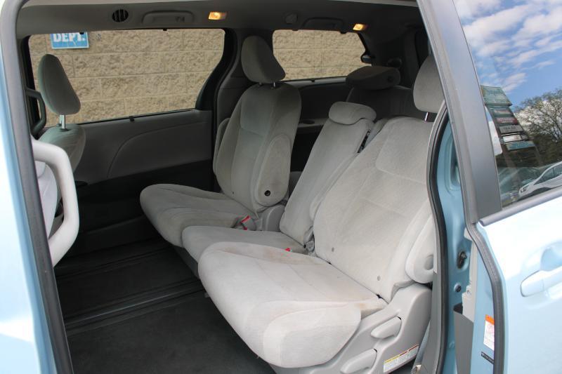 Toyota Sienna 5dr 8-Pass Van LE FWD (Natl) 2015