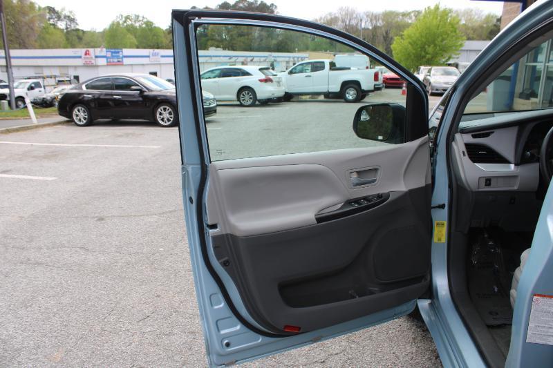 Toyota Sienna 5dr 8-Pass Van LE FWD (Natl) 2015