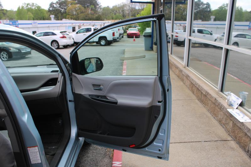 Toyota Sienna 5dr 8-Pass Van LE FWD (Natl) 2015