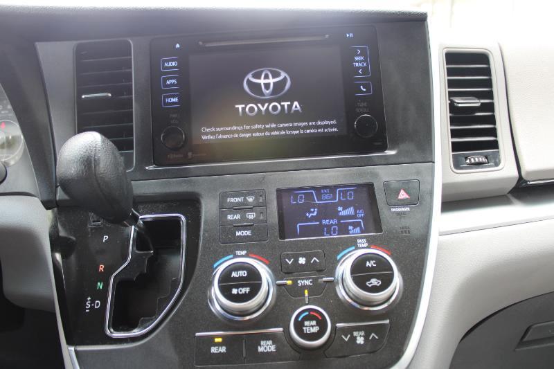 Toyota Sienna 5dr 8-Pass Van LE FWD (Natl) 2015