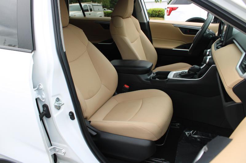 Toyota RAV4 Hybrid LE AWD (Natl) 2021