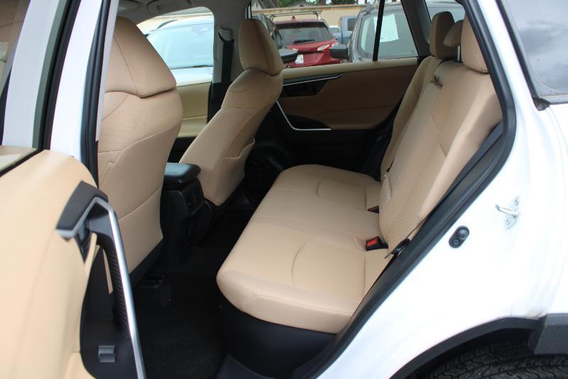 Toyota RAV4 Hybrid LE AWD (Natl) 2021