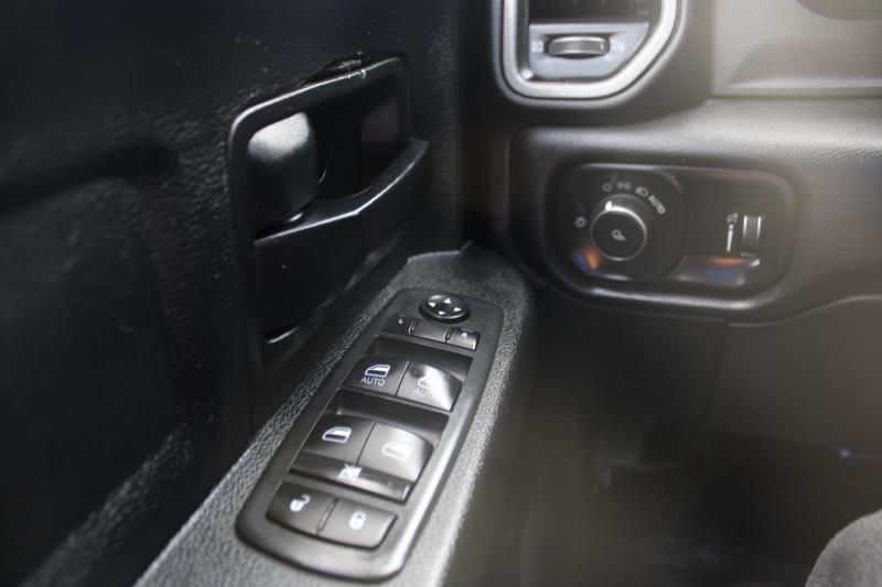 RAM 2500 Tradesman 4x4 Crew Cab 8' Box 2021