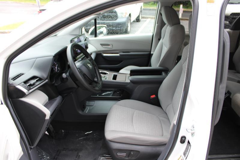 Toyota Sienna LE FWD 8-Passenger (Natl) 2024