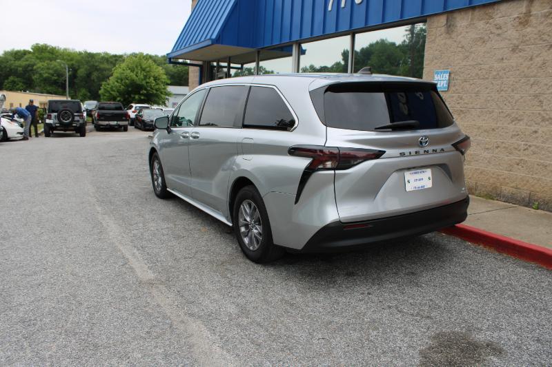Toyota Sienna LE FWD 8-Passenger (Natl) 2023