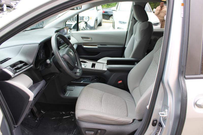 Toyota Sienna LE FWD 8-Passenger (Natl) 2023