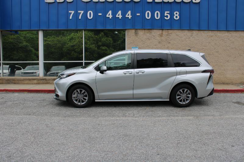 Toyota Sienna LE FWD 8-Passenger (Natl) 2023