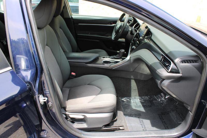 Toyota Camry Hybrid LE CVT (Natl) 2022