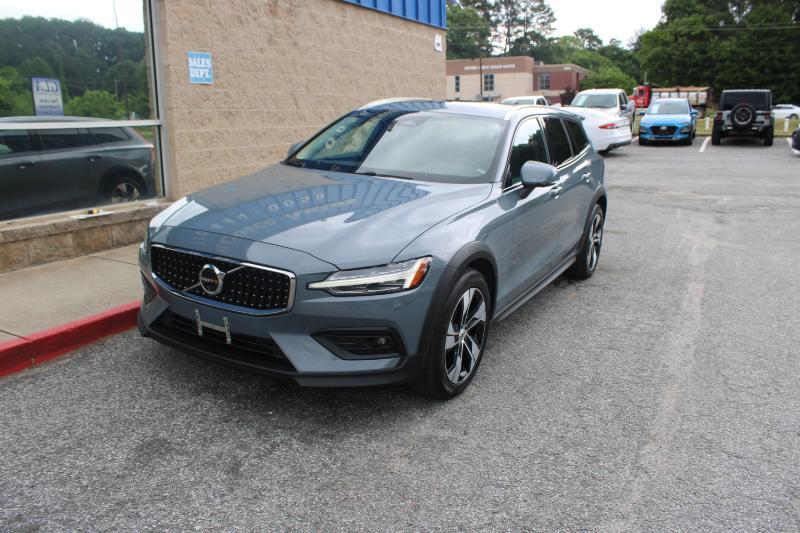 Volvo V60 Cross Country B5 AWD Plus 2024