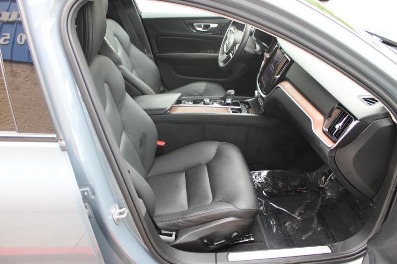 Volvo V60 Cross Country B5 AWD Plus 2024