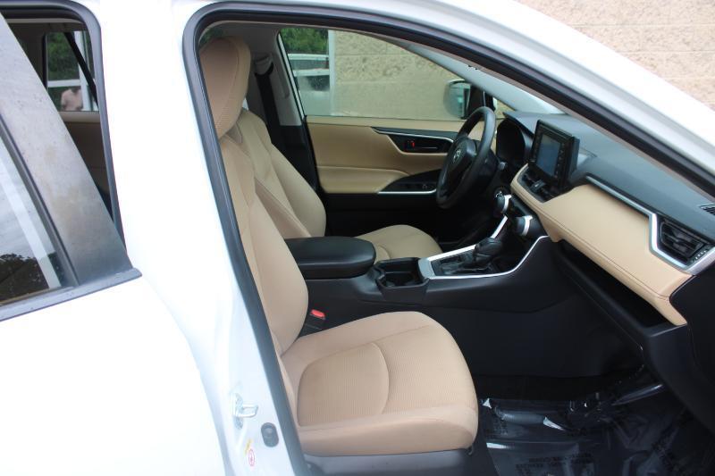Toyota RAV4 LE FWD (Natl) 2019