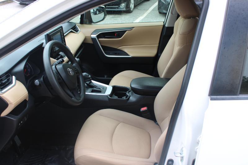 Toyota RAV4 LE FWD (Natl) 2019