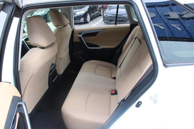 Toyota RAV4 LE FWD (Natl) 2019