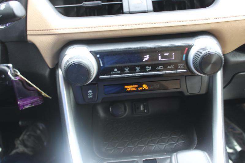 Toyota RAV4 LE FWD (Natl) 2019