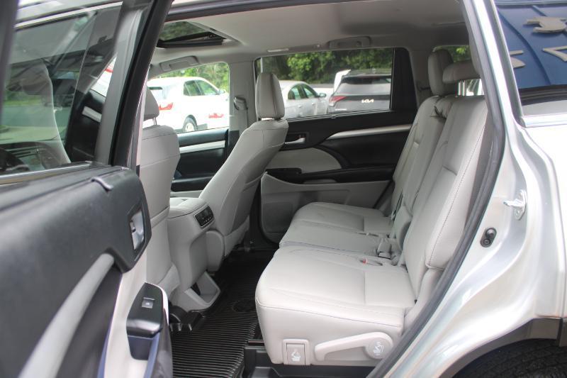 Toyota Highlander XLE V6 AWD (Natl) 2017