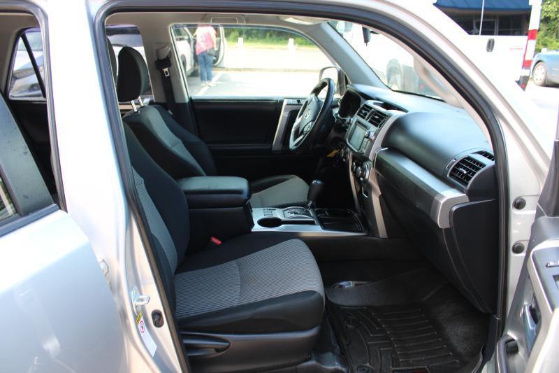 Toyota 4Runner RWD 4dr V6 SR5 (Natl) 2015