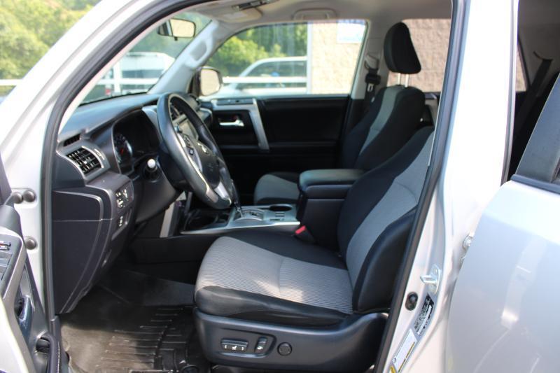 Toyota 4Runner RWD 4dr V6 SR5 (Natl) 2015