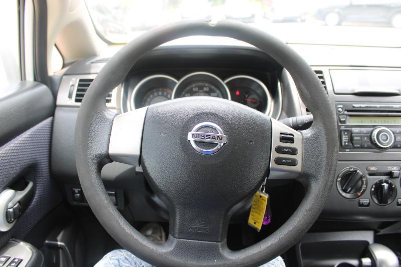 Nissan Versa 5dr HB I4 CVT 1.8 SL *Ltd Avail* 2009