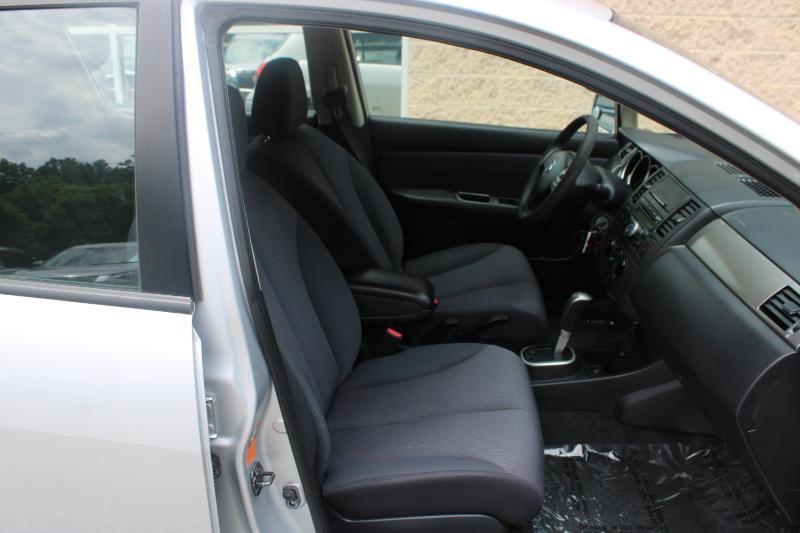 Nissan Versa 5dr HB I4 CVT 1.8 SL *Ltd Avail* 2009