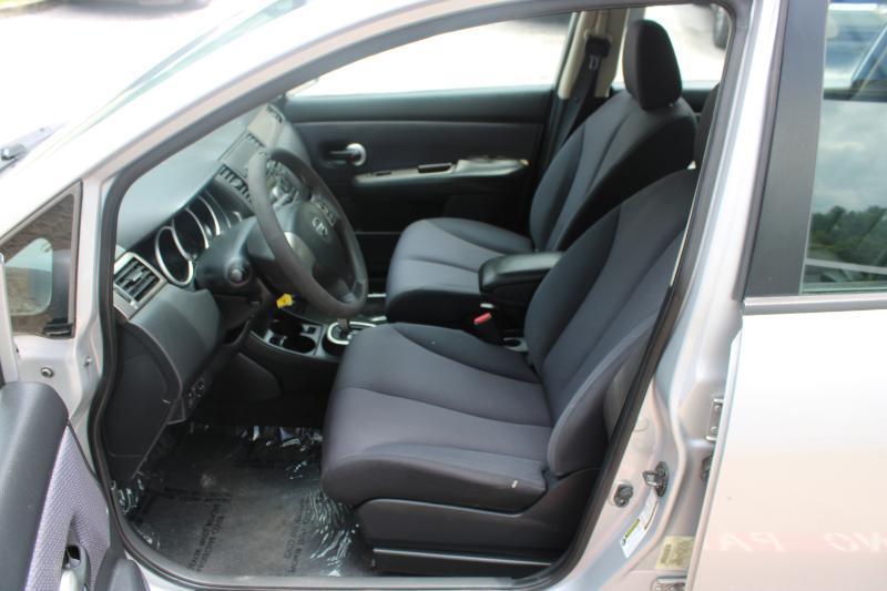 Nissan Versa 5dr HB I4 CVT 1.8 SL *Ltd Avail* 2009