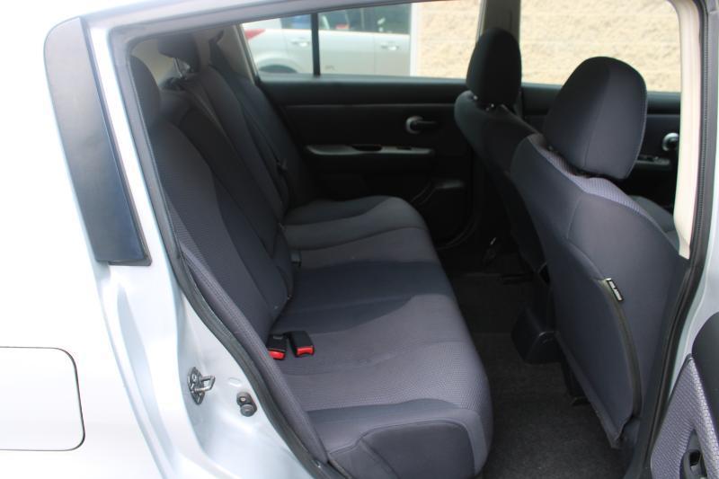 Nissan Versa 5dr HB I4 CVT 1.8 SL *Ltd Avail* 2009