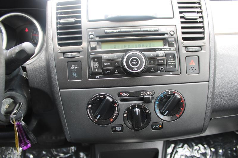 Nissan Versa 5dr HB I4 CVT 1.8 SL *Ltd Avail* 2009