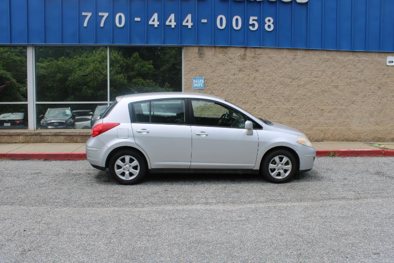 Nissan Versa 5dr HB I4 CVT 1.8 SL *Ltd Avail* 2009