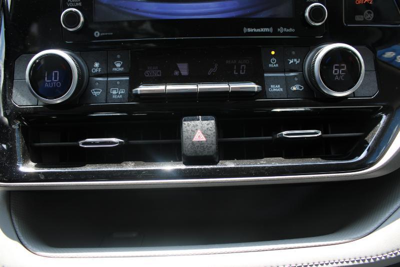 Toyota Highlander Hybrid LE FWD (Natl) 2021