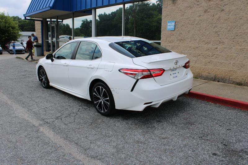 Toyota Camry SE Auto (Natl) 2020