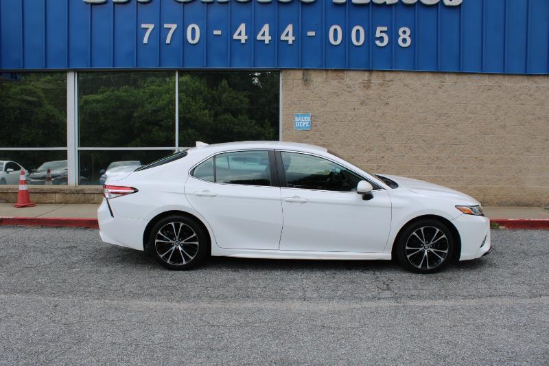 Toyota Camry SE Auto (Natl) 2020
