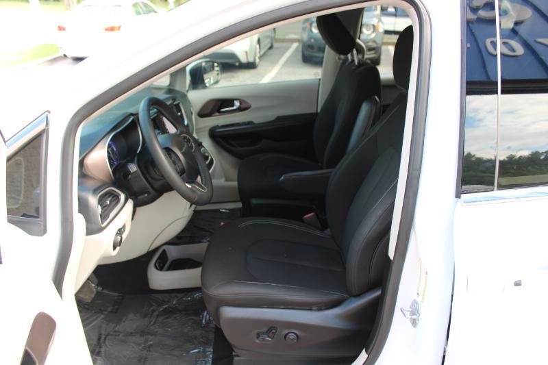 Chrysler Voyager LX FWD 2023