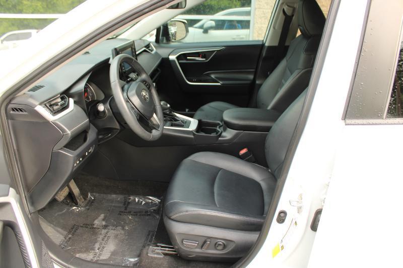 Toyota RAV4 XLE Premium FWD (Natl) 2020