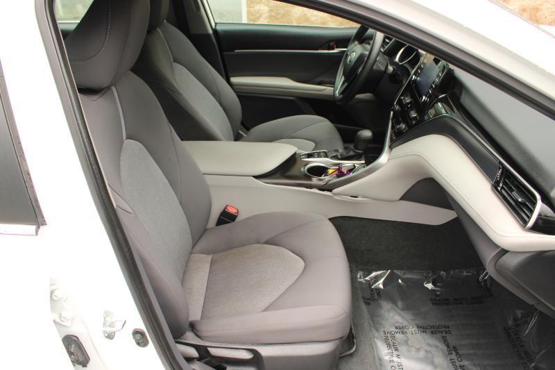 Toyota Camry Hybrid LE CVT (Natl) 2022