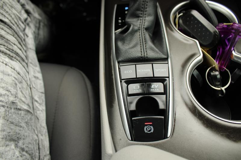 Toyota Camry Hybrid LE CVT (Natl) 2022
