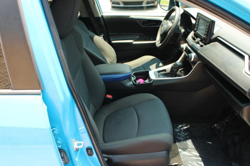 Toyota RAV4 LE FWD (Natl) 2021
