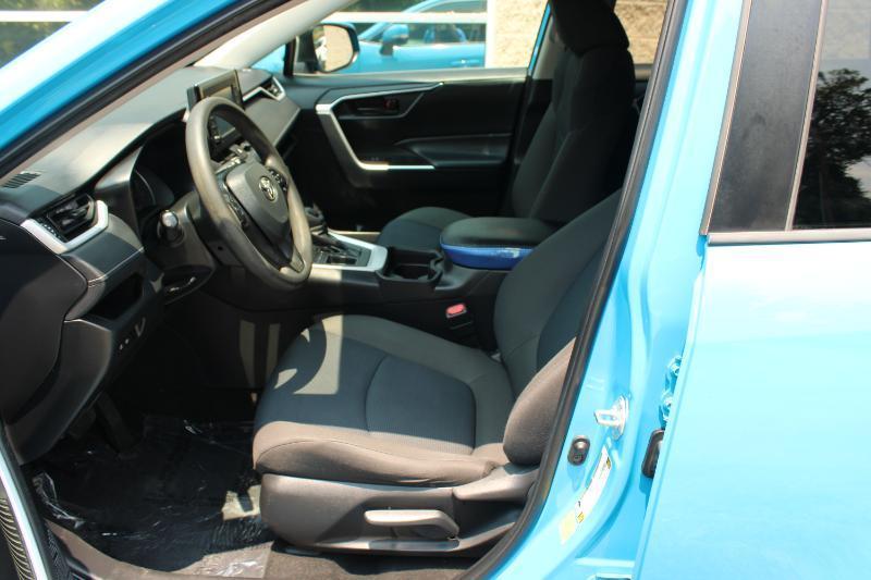 Toyota RAV4 LE FWD (Natl) 2021