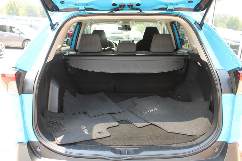Toyota RAV4 LE FWD (Natl) 2021