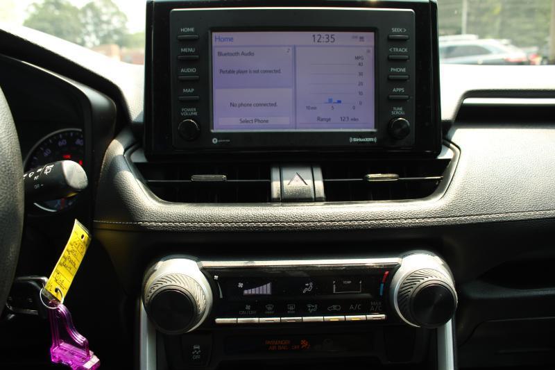 Toyota RAV4 LE FWD (Natl) 2021