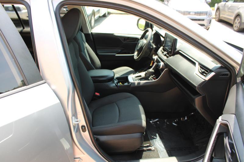 Toyota RAV4 LE FWD (Natl) 2021