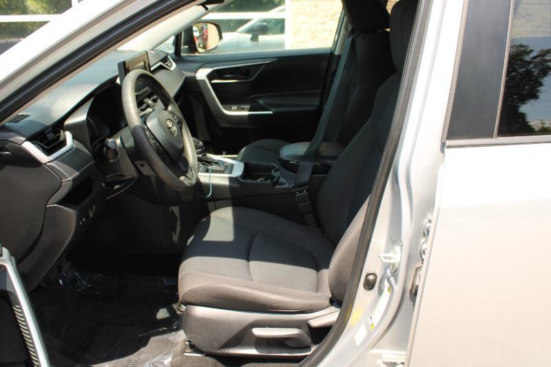 Toyota RAV4 LE FWD (Natl) 2021