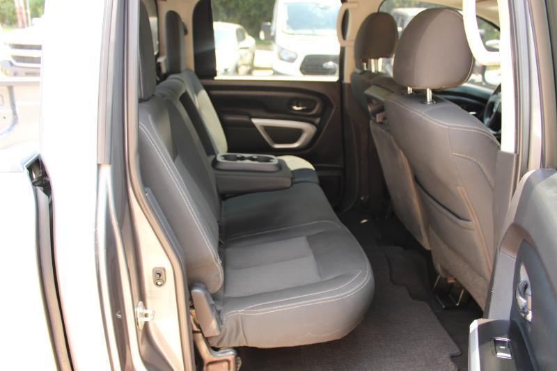 Nissan Titan 4x2 Crew Cab SV 2017