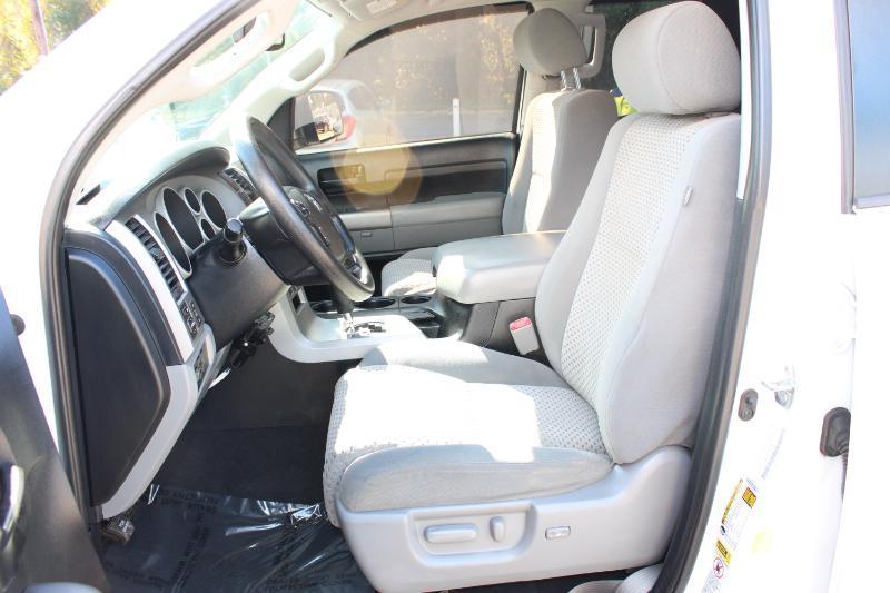 Toyota Tundra 4WD Truck Double Cab 5.7L FFV V8 6-Spd AT (Natl) 2013