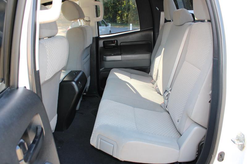 Toyota Tundra 4WD Truck Double Cab 5.7L FFV V8 6-Spd AT (Natl) 2013